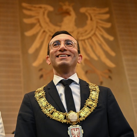 Der neue Frankfurter Oberbürgermeister Mike Josef (SPD) bekommt zu seiner Amtseinführung im Römer die goldene Amtskette umgehängt.