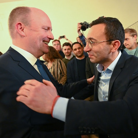 Uwe Becker (CDU) gratuliert Mike Josef (SPD).