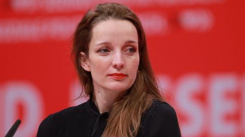 Portrait Josefine Koebe, vor rotem SPD-Hintergrund
