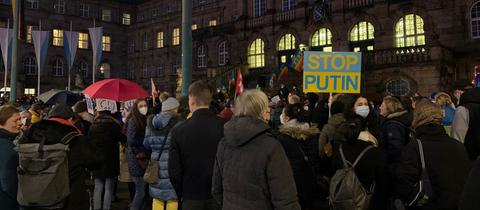 Bei einer Versammlung haben am Freitag 1.600 Menschen ihre Solidarität mit der Ukraine bekundet.