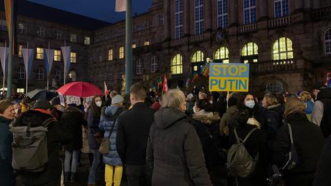 Bei einer Versammlung haben am Freitag 1.600 Menschen ihre Solidarität mit der Ukraine bekundet.