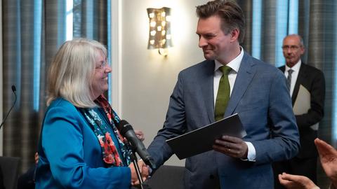 Sven Schoeller (Grüne), neuer Kasseler Oberbürgermeister, erhält die Ernennungsurkunden von Ilona Friedrich (SPD), Bürgermeisterin der Stadt.