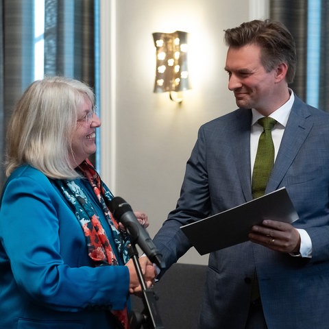 Sven Schoeller (Grüne), neuer Kasseler Oberbürgermeister, erhält die Ernennungsurkunden von Ilona Friedrich (SPD), Bürgermeisterin der Stadt.