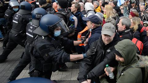 Polizisten bei der Kundgebung unter dem Motto "Freie Bürger Kassel - Grundrechte und Demokratie" im März 2021. 