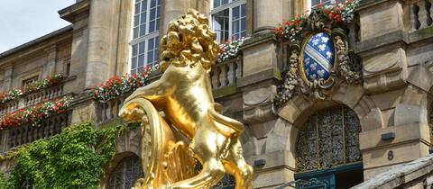 Goldener Löwe und Kasseler Wappen am Rathausgebäude.