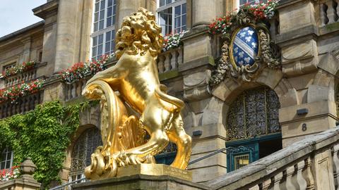 Goldener Löwe und Kasseler Wappen am Rathausgebäude.