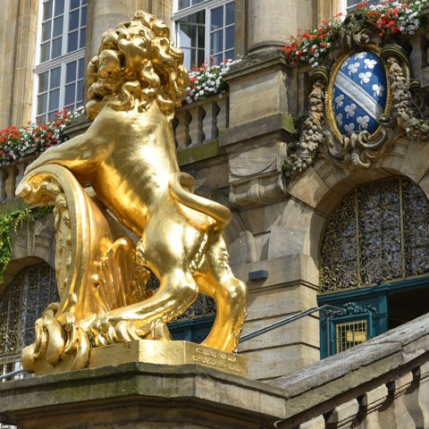 Goldener Löwe und Kasseler Wappen am Rathausgebäude.