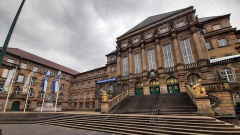 Das Rathaus in Kassel vor grauem Himmel.