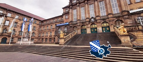 Das Rathaus in Kassel vor grauem Himmel.