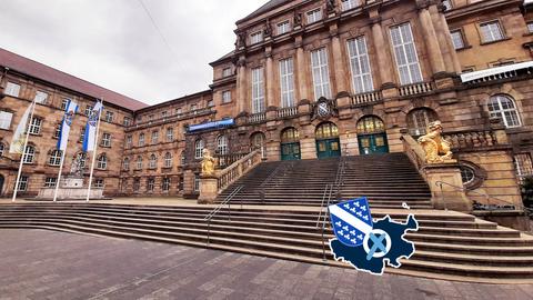 Das Rathaus in Kassel vor grauem Himmel.