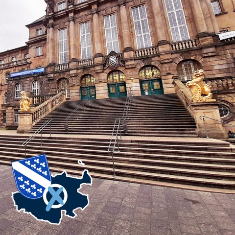 Das Rathaus in Kassel vor grauem Himmel.