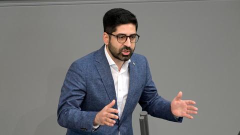 Kaweh Mansoori bei einer Rede im Bundestag.