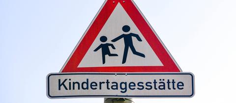 Schild mit der Aufschrift Kindertagesstätte.