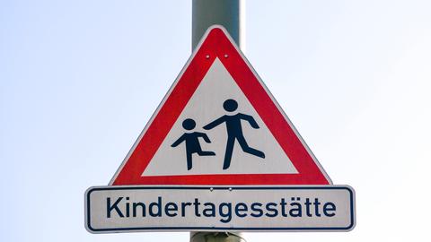 Schild mit der Aufschrift Kindertagesstätte.