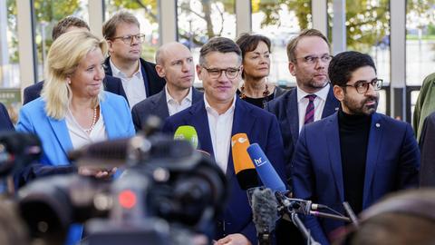 CDU-Ministerpräsident Boris Rhein (Mitte) mit seiner Fraktionschefin Ines Claus und SPD-Vize-Landeschef Kaweh Mansouri vor der ersten Verhandlungsrunde in Wiesbaden