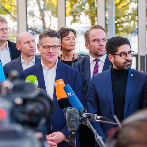CDU-Ministerpräsident Boris Rhein (Mitte) mit seiner Fraktionschefin Ines Claus und SPD-Vize-Landeschef Kaweh Mansouri vor der ersten Verhandlungsrunde in Wiesbaden
