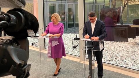 CDU-Ministerpräsident Boris Rhein und SPD-Landeschefin Nancy Faeser unterzeichnen den Koalitionsvertrag