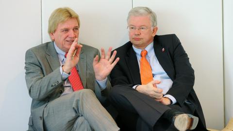 Roland Koch (l.) als Ministerpräsident 2008 mit seinem Innenminister Volker Bouffier im Landtag.