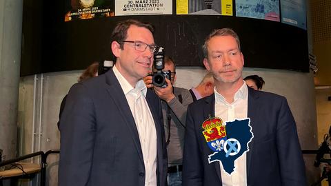 Der Grünen-Kandidat Kolmer (re.) und SPD-Mann Benz (l.) stehen inmitten der Presse.