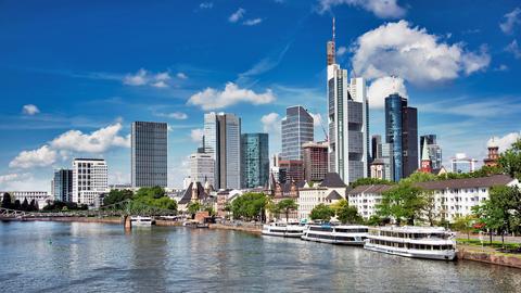 Foto der Frankfurter Skyline, im vordern Bild ist der Main zu sehen.