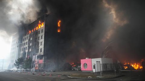 Ukrainekrieg: Ein mehrstöckiges Gebäude steht nach russischem Beschuss in Flammen. (Archivfoto)