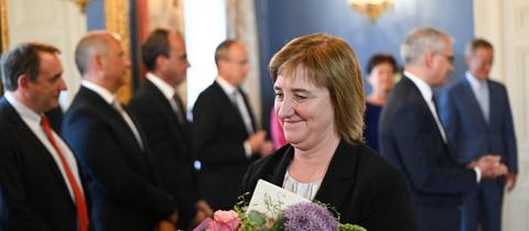 Eva Kühne-Hörmann (CDU), bisherige hessische Justizministerin, erhält im Landtag ihre Entlassungsurkunde - mit Blumen - überreicht bekommen. 