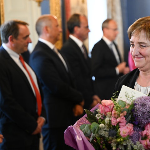 Eva Kühne-Hörmann (CDU), bisherige hessische Justizministerin, erhält im Landtag ihre Entlassungsurkunde - mit Blumen - überreicht bekommen. 