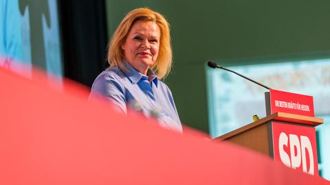 Nancy Faeser (SPD), Bundesinnenministerin, spricht auf dem Landesparteitag zu den Delegierten. 