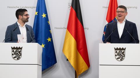 Ministerpräsident Boris Rhein (CDU, r.) und Vize-Regierungschef Kaweh Mansoori (SPD, l.) bei der Vorstellung ihres Sofortprogramms am Freitag in Wiesbaden.