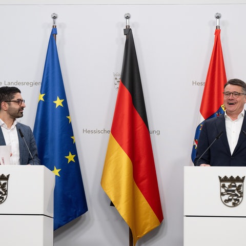Ministerpräsident Boris Rhein (CDU, r.) und Vize-Regierungschef Kaweh Mansoori (SPD, l.) bei der Vorstellung ihres Sofortprogramms am Freitag in Wiesbaden.