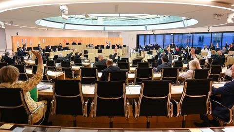 Abgeordnete sitzen im Plenarsaal des hessischen Landtags