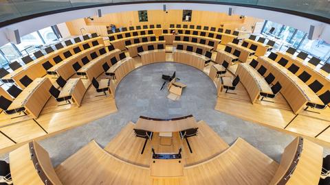 Der Plenarsaal des Landtags ist leer, man sieht nur das Rondell und Tische und Stühle.