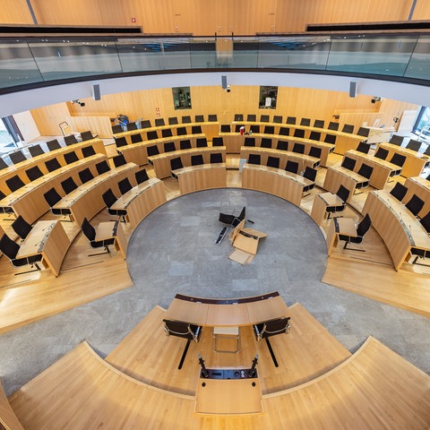 Der Plenarsaal des Landtags ist leer, man sieht nur das Rondell und Tische und Stühle.
