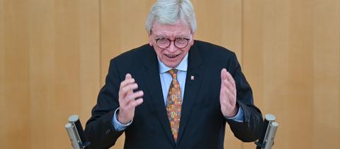 Volker Bouffier spricht im Landtag undgestikuliert mit den Händen.