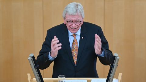 Volker Bouffier spricht im Landtag undgestikuliert mit den Händen.
