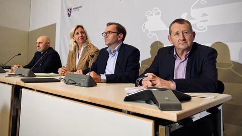 "Staatspolitische Verantwortung": Die Fraktionschefs René Rock (FDP, v.l.), Ines Claus (CDU), Mathias Wagner (Grüne) und Günter Rudolph (SPD).