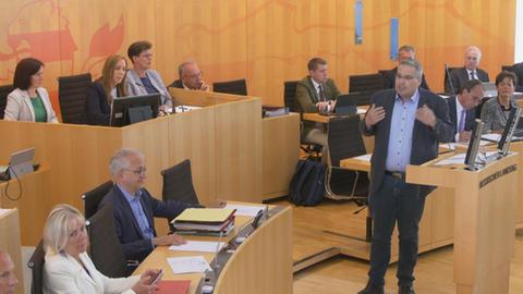 Der AfD-Abgeordnete Volker Richter (re.) und Grünen-Minister Tarek Al-Wazir gerieten im Landtag aneinander.