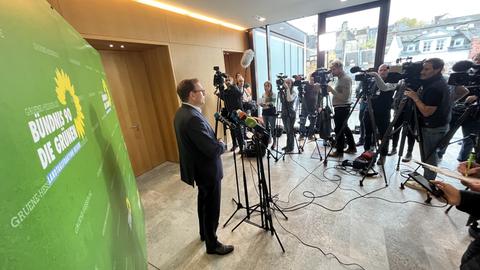 Grünen-Fraktionschef Mathias Wagner am Freitag vor der Presse im Landtag