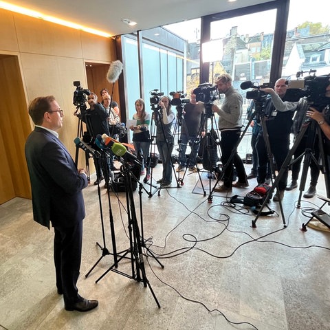 Grünen-Fraktionschef Mathias Wagner am Freitag vor der Presse im Landtag