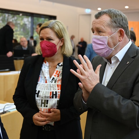 Günter Rudolph mit Nancy Faeser im Landtag