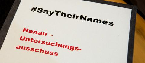 Ordner eines Abgeordneten im Hanau-Untersuchungsausschuss mit der Aufschrift "#SayTheirNames".
