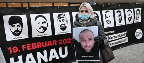 Vaska Zladeva vor dem Landtag mit einem Bild ihres ermordeten Cousins 