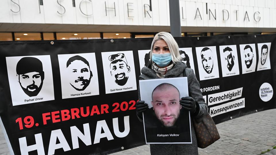 Vaska Zladeva vor dem Landtag mit einem Bild ihres ermordeten Cousins 