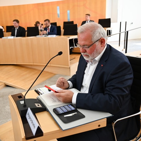 Hermann Schaus im Innenausschuss des Landtags