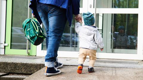 Mutter mit Kind vor der Kita