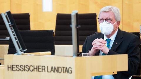 Volker Bouffier am Dienstag im Landtag sitzend. Seine Hände sind wie zu einem Gebet gefaltet und sein Blick geht nach oben Richtung Decke.