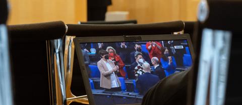 Ein SPD-Parlamentarier schaut während der Etatdebatte im Landtag einen Livestream der Kanzlerwahl im Bundestag