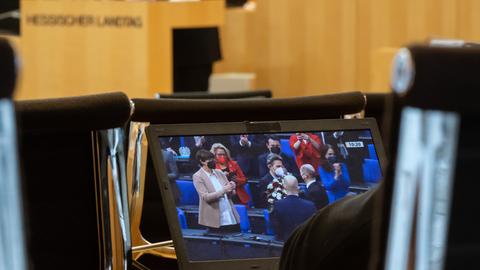 Ein SPD-Parlamentarier schaut während der Etatdebatte im Landtag einen Livestream der Kanzlerwahl im Bundestag