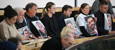 Angehörige von Opfern des Anschlags auf der Zuschauertribüne des Landtags