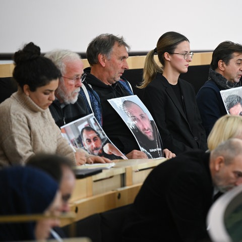 Angehörige von Opfern des Anschlags auf der Zuschauertribüne des Landtags
